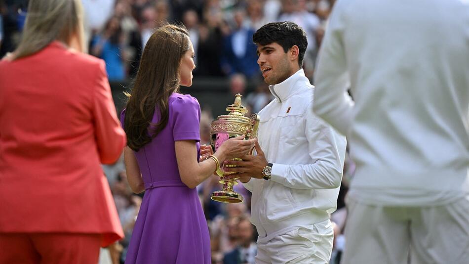 Prinzessin Kate überreicht die Wimbledon-Trophäe an Carlos Alcaraz.