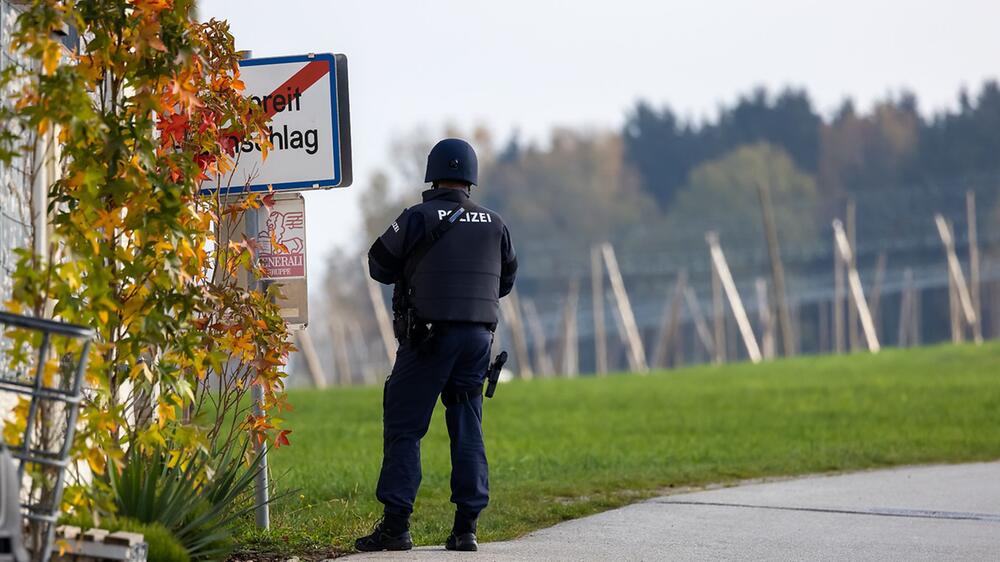 Nach dem Auto des Verdächtigen fand die Polizei nun auch eine Langwaffe