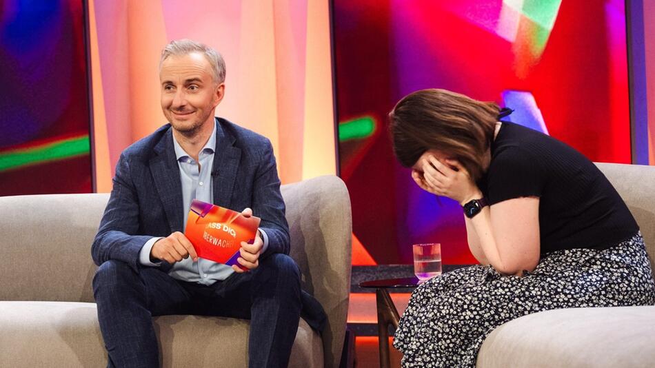 "Lass dich überwachen!": Moderator Jan Böhmermann mit Kandidatin Jenny.