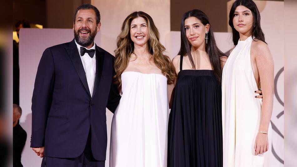 Adam Sandler mit Ehefrau Jackie und den Töchtern Sadie und Sunny.