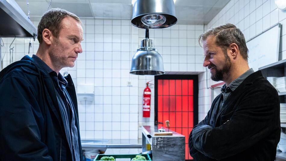 "Der Geier - Freund oder Feind": Lukas Geier (Philipp Hochmair, r.) wird erneut von seiner ...
