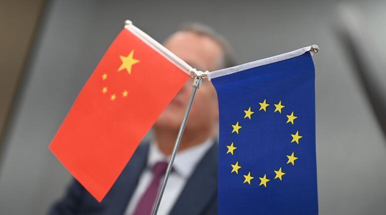 Fahnen Chinas und der EU