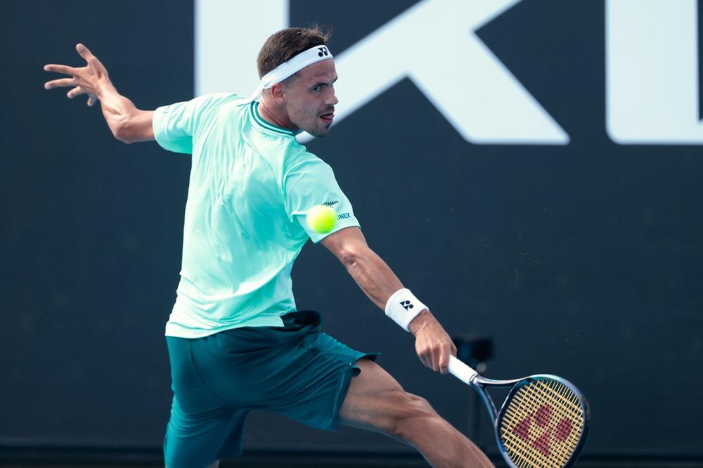 Daniel Altmaier spielt bei den Australian Open eine Rückhand aus der Defensive