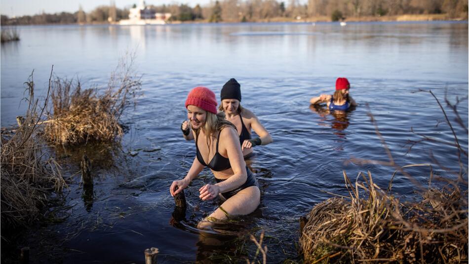 Drei Frauen baden in kaltem Wasser.