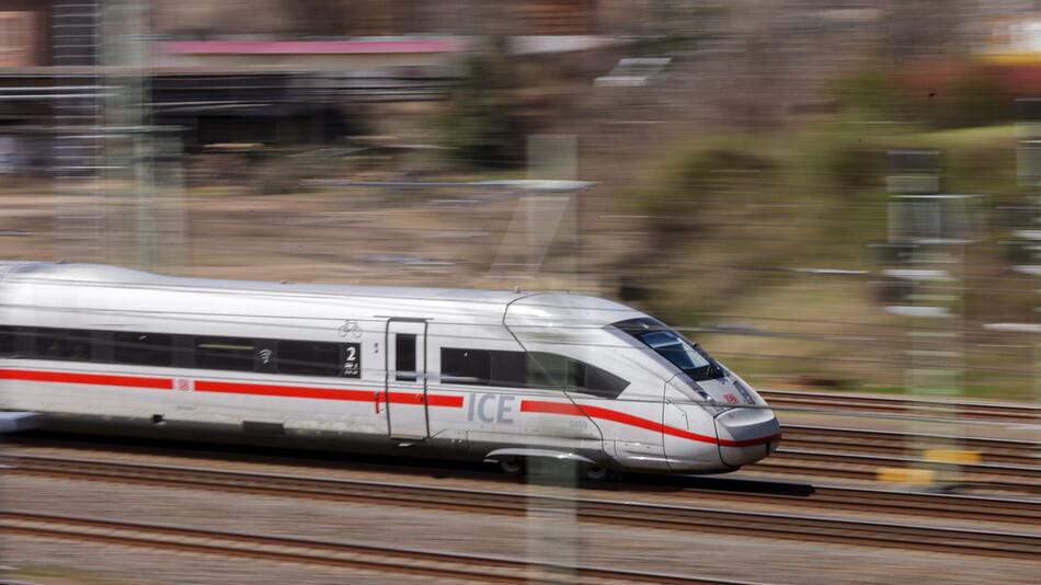 ICE am Bahnhof Halle (Saale)