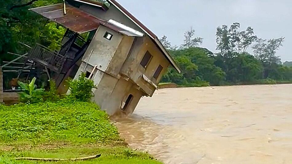 Ufer unterspült: Haus auf den Philippinen stürzt in Fluss