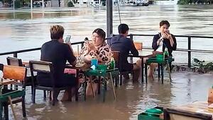Nasse Füße inklusive: Überflutetes Restaurant bleibt geöffnet