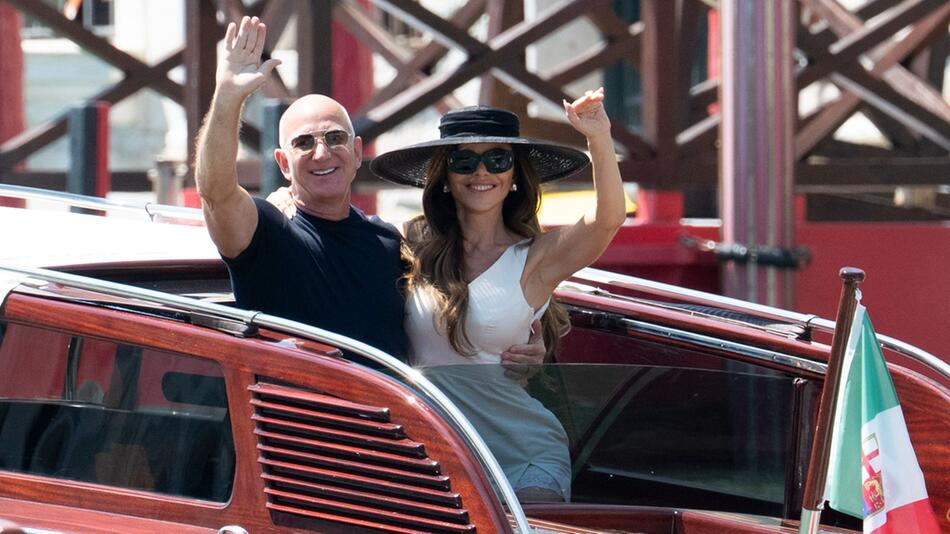 Jeff Bezos und Ehefrau Lauren Sánchez Bezos haben für ihre Flitterwochen Venedig hinter sich ...