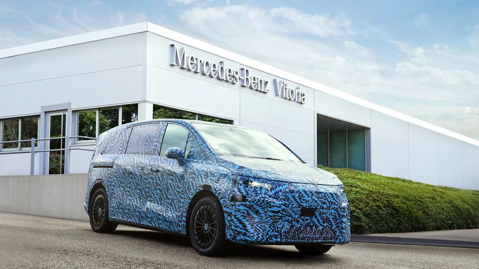 Mercedes VLE vor dem Mercedes-Benz Werk in Vitoria