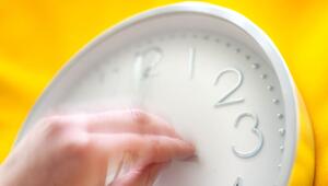 Eine Uhr wird umgestellt