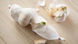 Knoblauch liegt auf einem Tisch