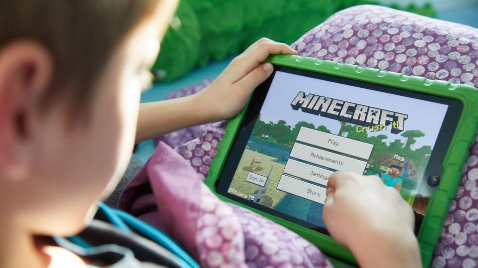 Ein Junge spielt das Computerspiel Minecraft.