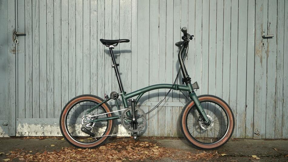 Brompton G-Line steht vor einer Garage