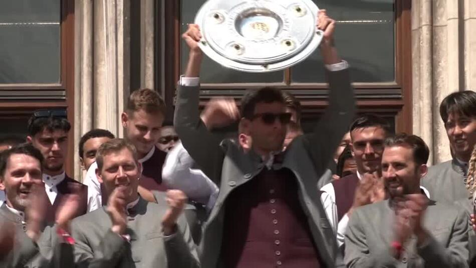 Marienplatz in Rot-Weiß - Bayern feiert Meisterschaft