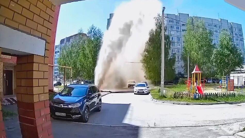 „Geysir“ in Wohnviertel: Wasserfontäne schießt mehr als 20 Meter in den Himmel