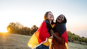 Zwei lachende Frauen mit Deutschlandfahne 