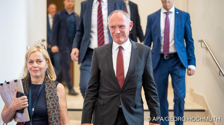 Innenminister Karner am Weg in den U-Ausschuss