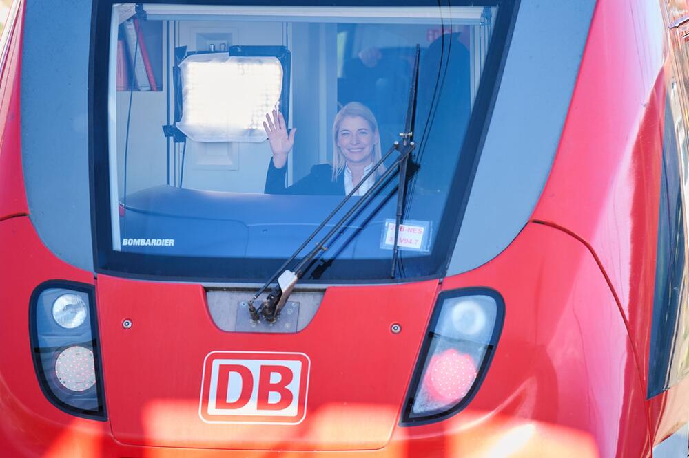 Evelyn Palla in einem Regionalzug