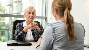 Zwei Frauen bei einem Mitarbeitergespräch im Büro