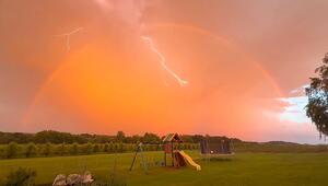Perfektes Timing: Blitz schießt mitten durch einen Regenbogen in New York