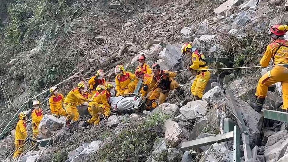 Schweres Erdbeben vor Taiwan