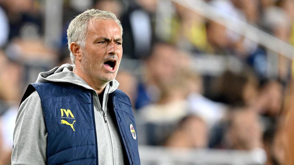 José Mourinho legt sich auch in der türkischen Süper Lig gerne mit den Schiedsrichtern an.