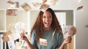 Eine Frau freut sich über Geld.