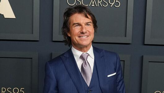 Tom Cruise, hier bei der Oscarverleihung im Jahr 2023, bekommt noch 2025 den Goldjungen.