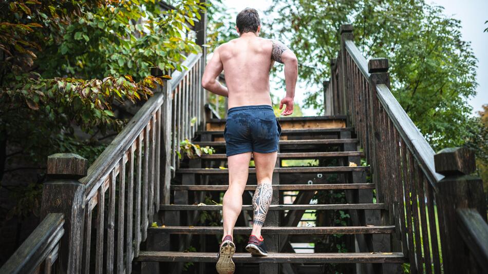 Mann joggt ohne Shirt