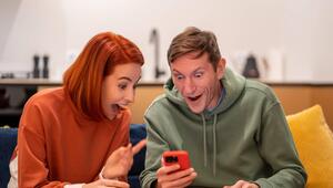 Mann und Frau glücklich am Handy