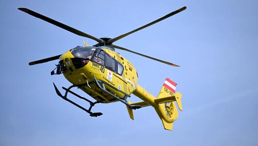 Ein Rettungshubschrauber barg die verletzt Frau