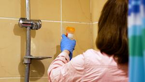 Schimmel im Bad vermeiden: So bleiben Dusche und Badewanne sauber