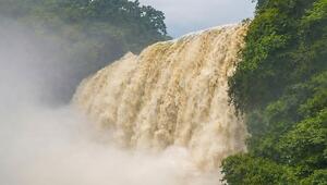 Fluten in Guizhou: Wassermassen donnern Wasserfall herunter