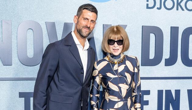 Novak Djokovic und Anna Wintour auf dem dunklen Premierenteppich.