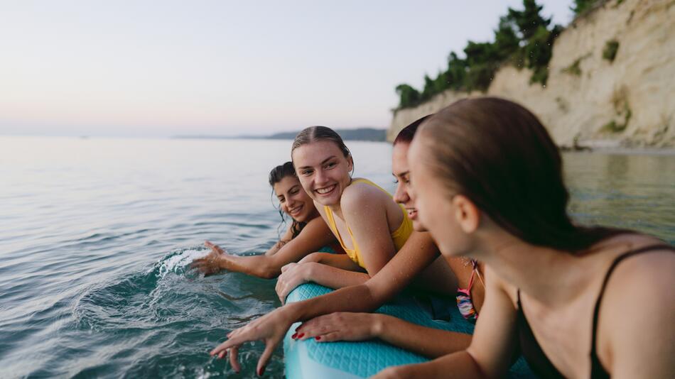 Gruppe von Freundinnen am Wasser