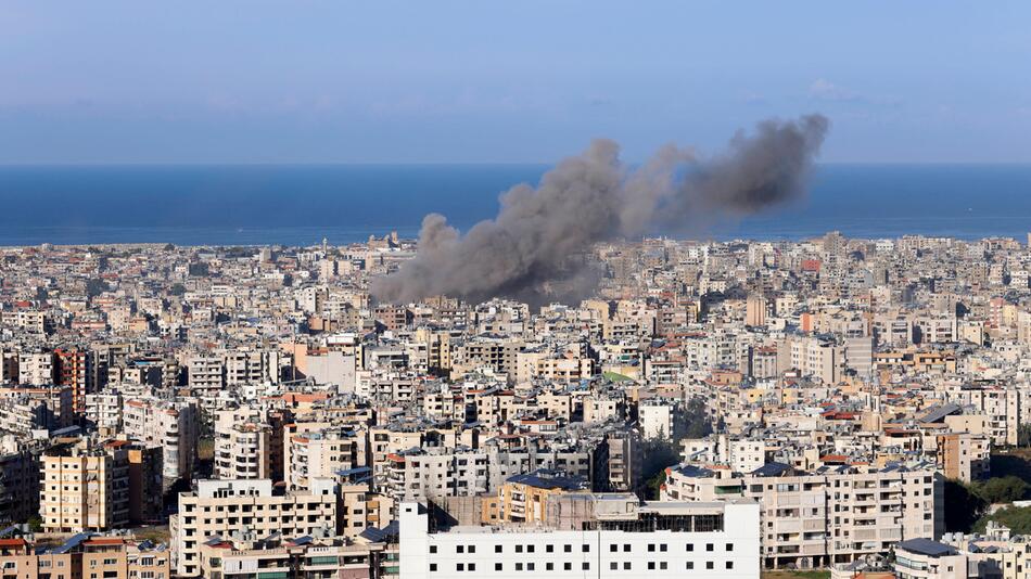 Hohe Rauchwolken steigen über der libanesischen Hauptstadt Beirut auf.