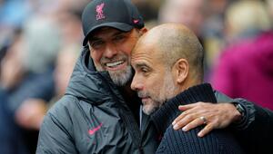 Jürgen Klopp (l) und Pep Guardiola
