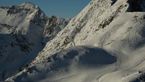 Blick auf das Skigebiet Stubaier Gletscher von der Schaufelspitze