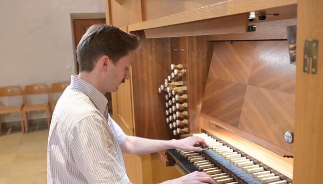 Wie klingen Rap Songs auf der Orgel? Videos von einem 27-Jährigen gehen viral
