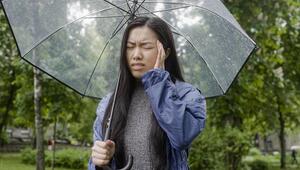 Wetterumschwung und Kopfweh hängen oft zusammen.