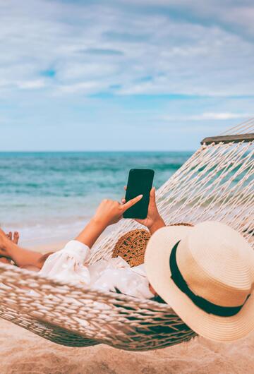 Urlauberin in der Hängematte