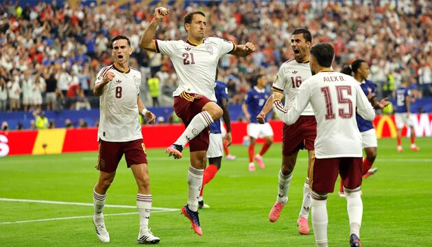 Die Spanier jubeln nach dem Führungstreffer durch Mikel Oyarzabal.