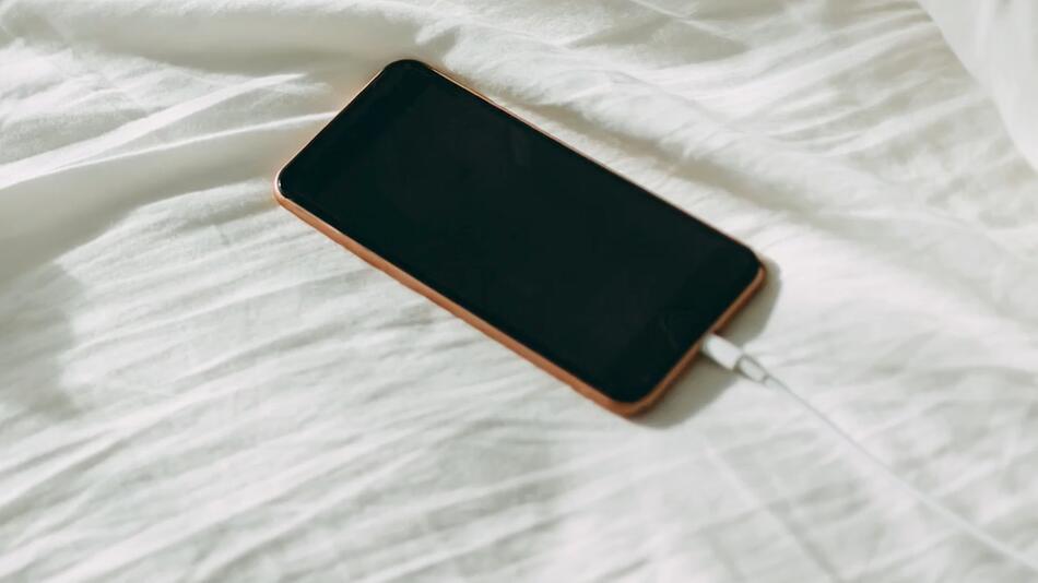 KORREKTUR: Gefahr im Schlafzimmer: Warum Sie Ihr Smartphone nie direkt neben dem Bett laden sollten