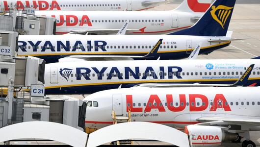 Flugzeute von Ryanair und Laudamotion auf dem Flughafen Wien