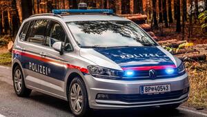 Österreichisches Polizeiauto im Wald