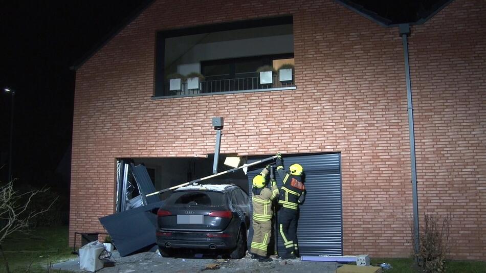 Pkw fährt nach Niesattacke der Fahrerin in Wohnhaus