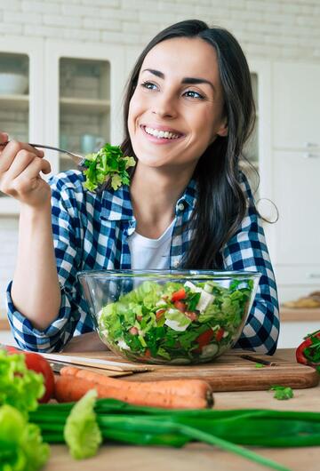 Frau isst Salat