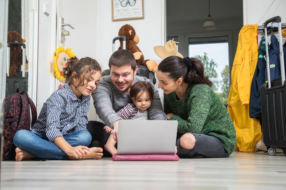 Eine Familie plant einen Urlaub