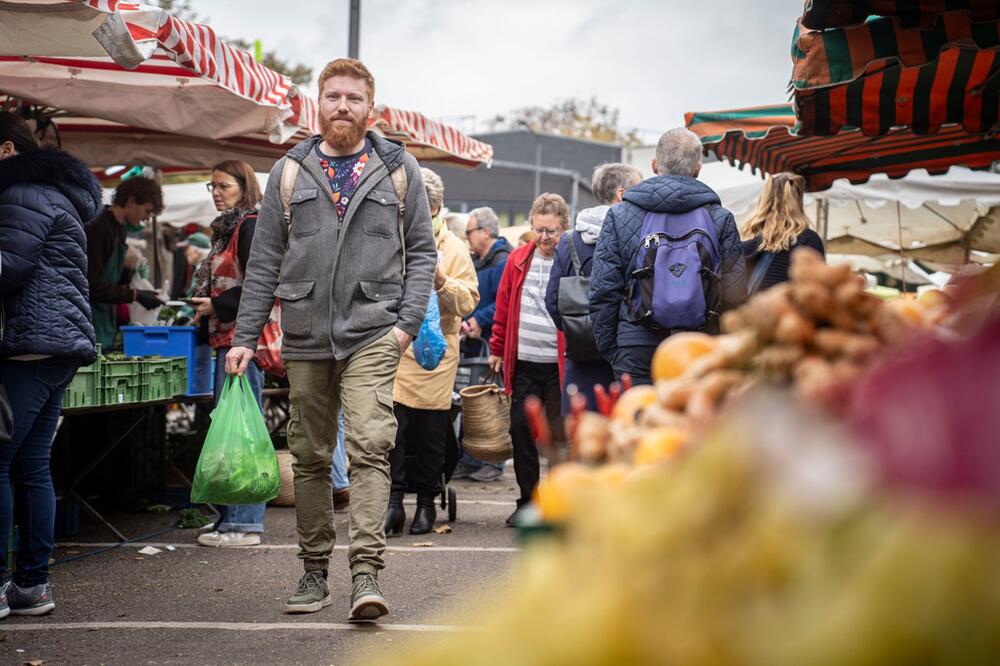 Privatkoch Max Zibis auf dem Wochenmarkt