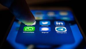 Whatsapp ist auf dem Display eines Smartphones zu sehen